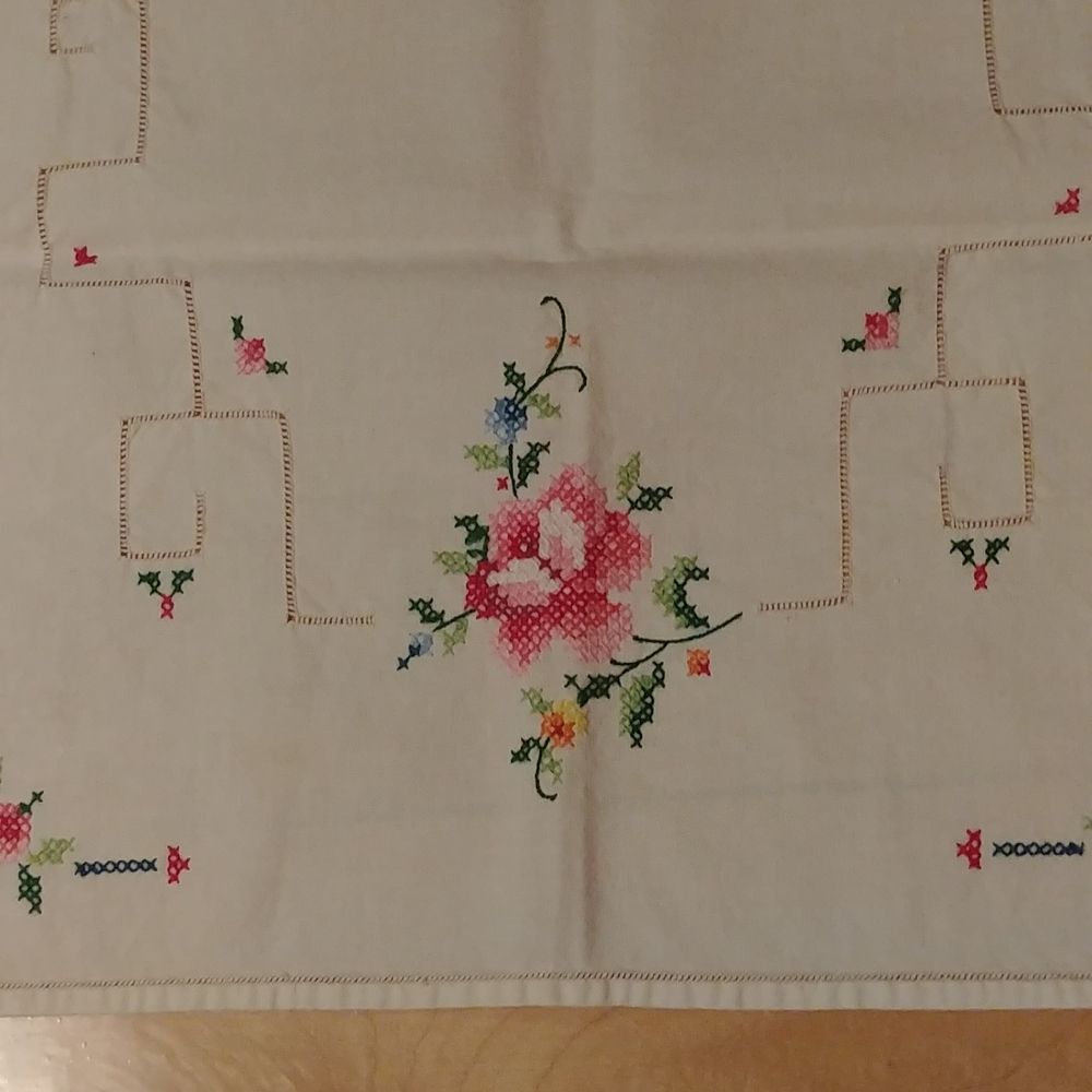 2 large vintage hand embroidered Doilies table runners - Picture 2 of 4